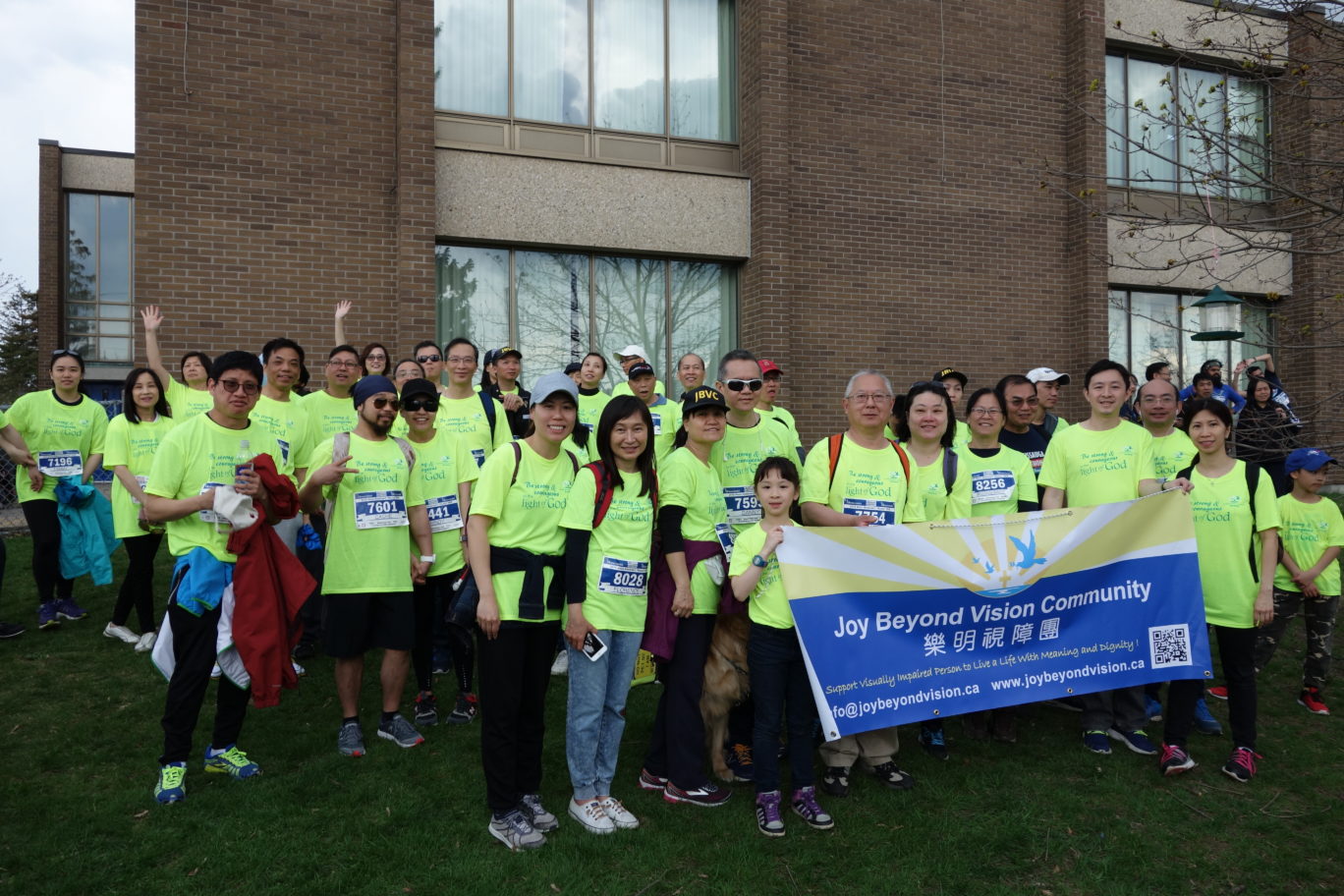 Group photo of 5k participants at the starting location with JBVC banner